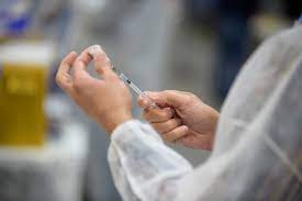 Especialistas alertam: ainda não há base científica para aplicar terceira dose
